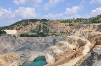Schotterabbau. Steinbruch mit Wasserteich