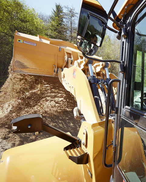 Bagger baggert auf einer Baustelle um ein Fundament zu schaffen