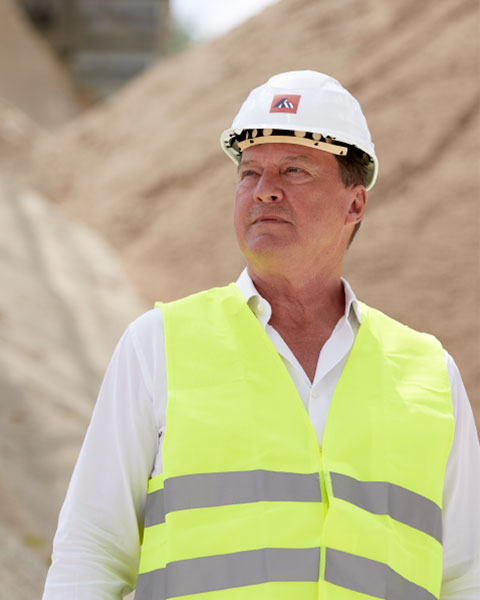 Arbeiter mit Helm besichtigt die Baustelle