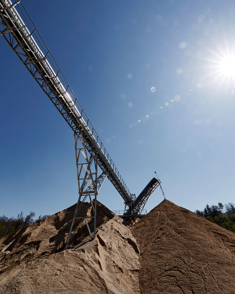 Schotterabbau mit Fließband-Kran