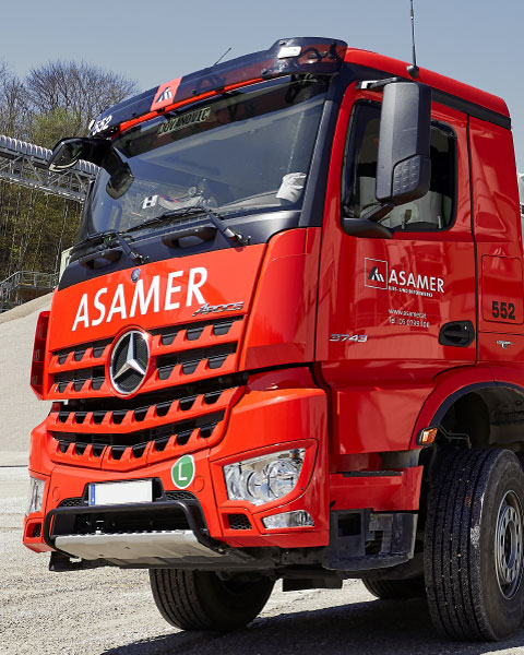 Asamer Lastwagen auf Baustelle